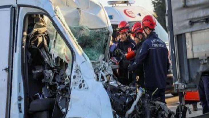 Antalya'da feci kaza: TIR'a çarpan minibüsün sürücüsü öldü