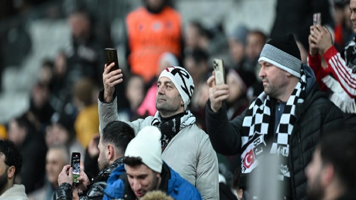 Beşiktaş taraftarından protesto! Hasan Arat transferler nerede?