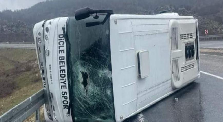 Diyarbakır'da feci kaza! Futbolcuları taşıyan midibüs devrildi: 10 yaralı