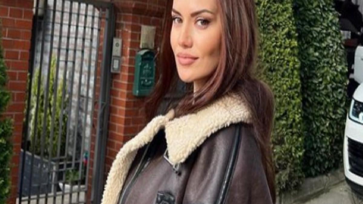 Fahriye Evcen'den yeni yıla özel pozlar geldi! Gören dönüp bir daha baktı...