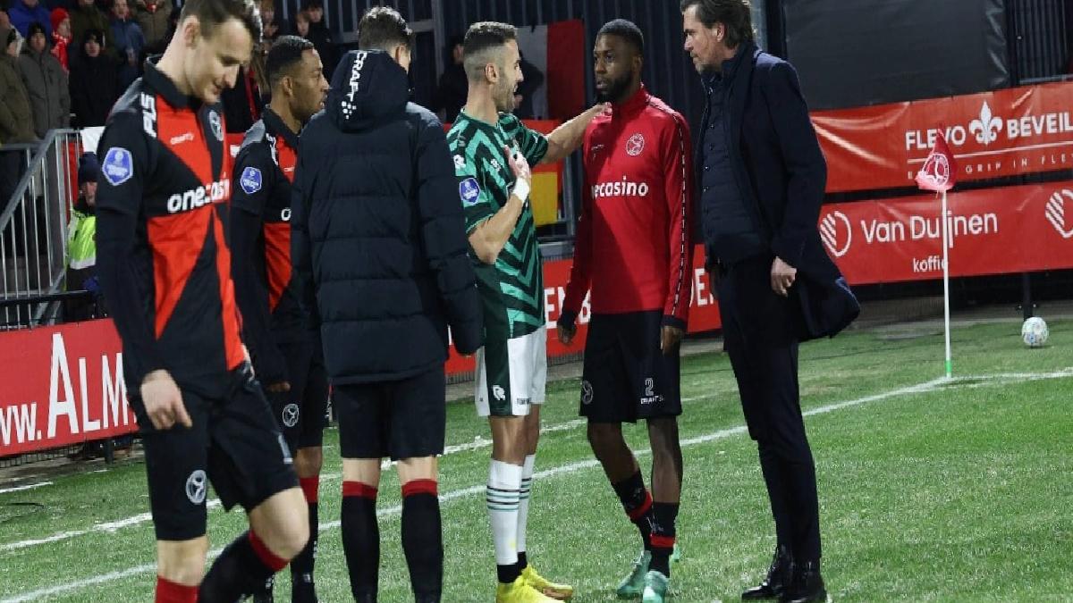 Futbolcular zemini beğenmeyince maç ertelendi
