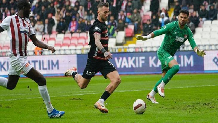 Gaziantep'ten Sivas'ta muhteşem dönüş! 4 gol, 1 kırmızı kart