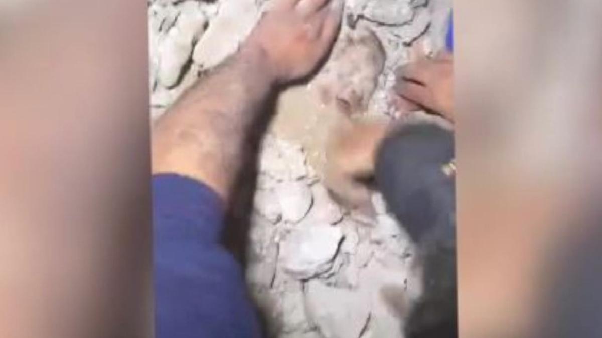 Gazze'de mucize gibi olay! Kız bebek enkazın altından sağ çıkarıldı...