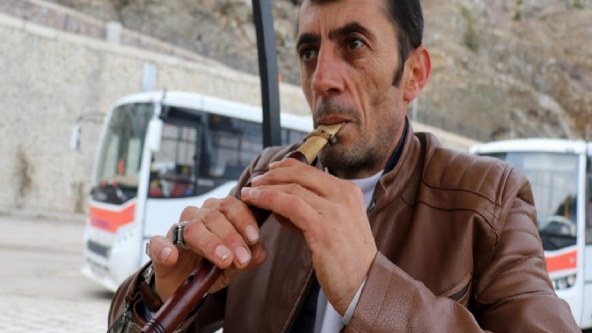 Gümüşhane'de keçiye mey konseri verdi: Keçi de yarım saat hiç ayrılmadan dinledi