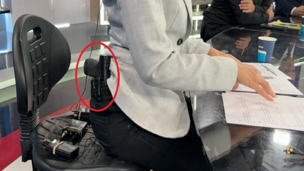 İsrail'de sunucu Lital Shemesh, canlı yayına belinde silahla çıktı