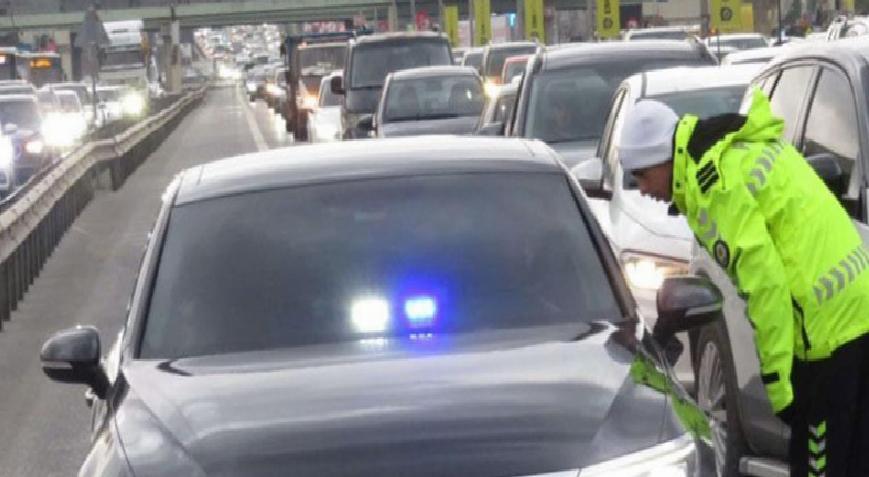 İstanbul'da çakar denetimi! Polisi görünce şerit değiştirerek uzaklaşmaya çalıştılar
