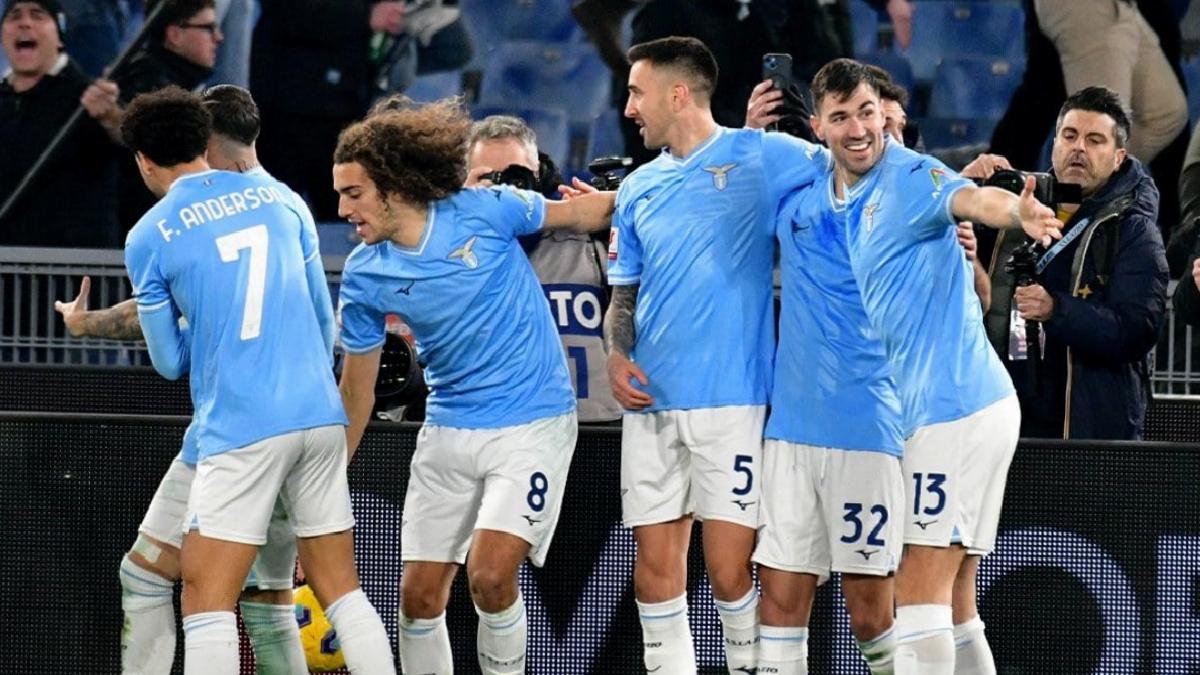 İtalya Kupası'nda Lazio ezeli rakibi Roma'yı eledi