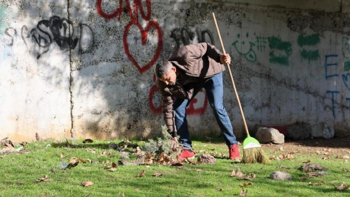 Kahramanmaraşlı depremzede duygulandırdı! Yaşadığı mahalleyi temizliyor