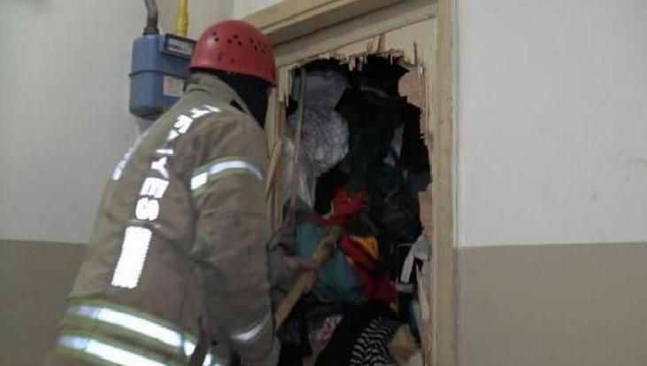 Kapı balta ile kırıldı! Emekli öğretmenin çöp dairesi