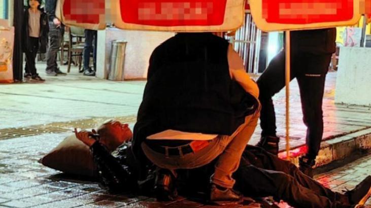 Kaza sonucu bir kişi yaralandı! Yaralıyı yağmurdan korumak için şemsiye tuttu