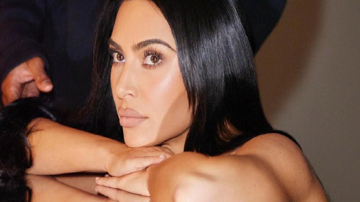 Kim Kardashian eleştirilere inat paylaştı! Sütyeni ve saten geceliğiyle poz verdi