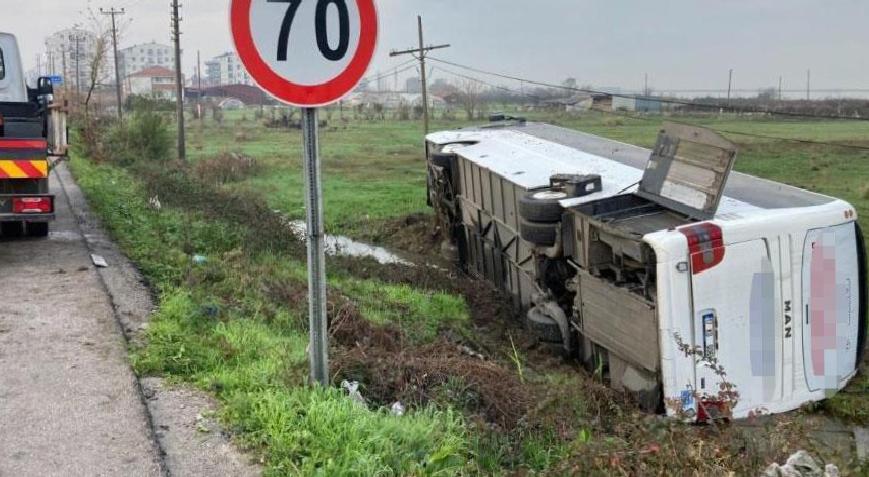 Lapseki’de işçileri taşıyan otobüs kaza yaptı! Yararlılar var