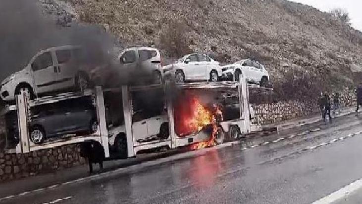 Mersin'de korku dolu anlar: TIR'ın dorsesindeki sıfır otomobiller yandı