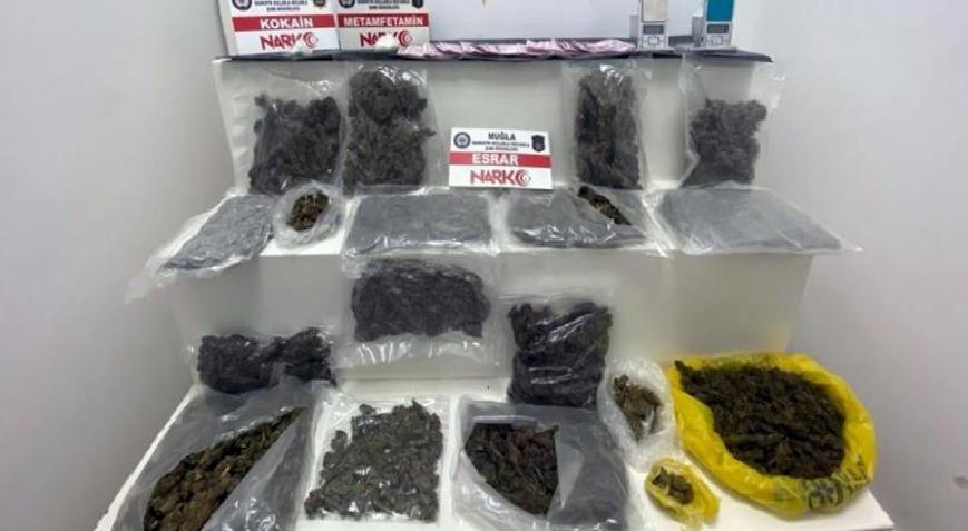 Öğrencilere uyuşturucu satıyorlardı! Kıskıvrak yakalandılar
