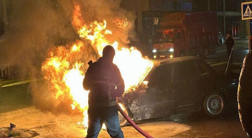 Otomobil alev alev yandı! Son anda kurtuldular