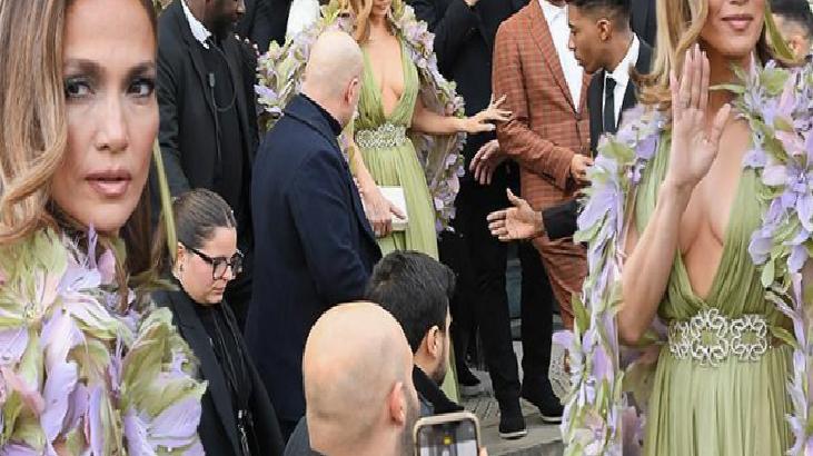 Paris Moda Haftası'ndaki elbisesi olay oldu! Etrafını fotoğrafçılar sardı