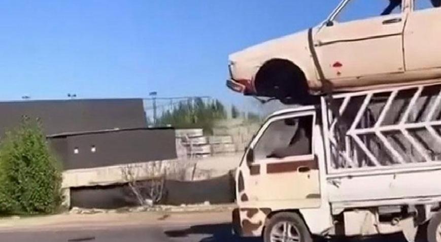 Şanlıurfa'da akılalmaz anlar! Kamyonet üzerinde araba taşıdılar