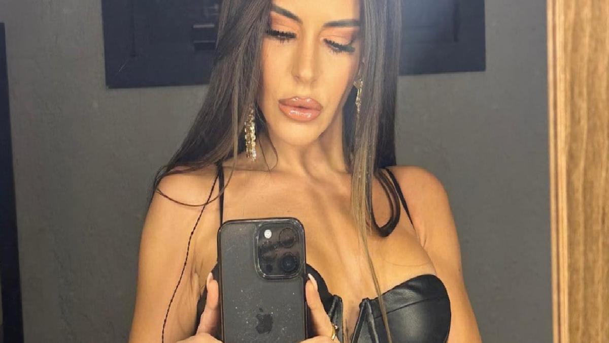 Şarkıcı Simge Sağın photoshop'u abarttı! Yamulan duvarlar takipçilerinin gözünden kaçmadı