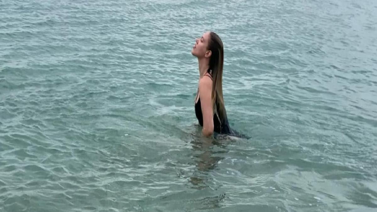 Serel Yereli soğuk havaya rağmen denize girdi! Kırmızı mayosuna beğeni yağdı