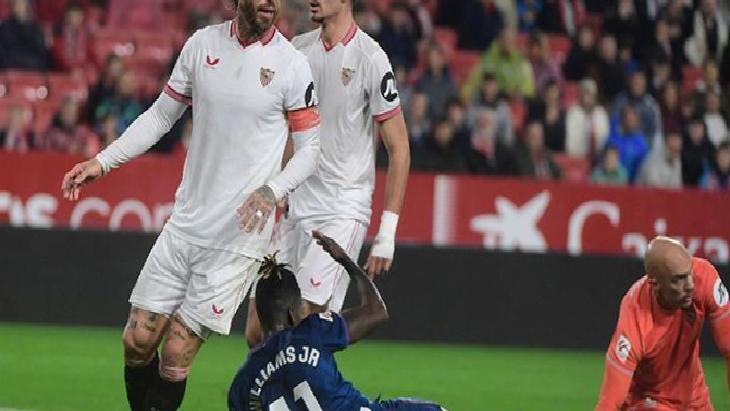 Sergio Ramos çılgına döndü! Taraftarla tartıştı