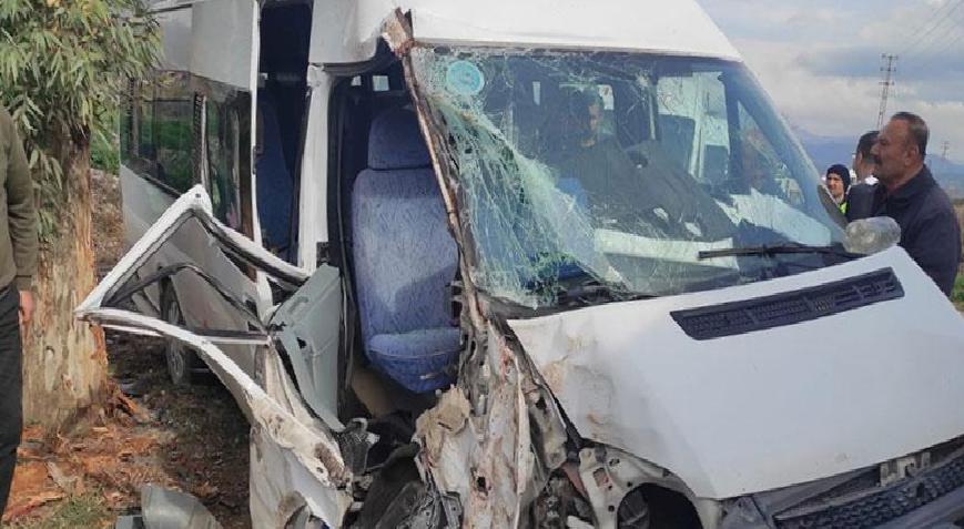 Servis minibüsü ağaca çarptı! 4'ü öğrenci 6 kişi yaralandı
