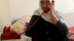 44 yıl önce aldığı ahizeli telefonla iletişim kuruyor! 'Başka bir telefon ile konuşamam'