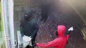 500 bin liralık telefon hırsızlığı kamerada! Şüphelilerin kıyafetleri çöp bidonundan çıktı