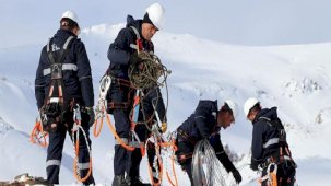 7 kişilik ekip karlı dağları aşıp 10 mahalleyi elektriğe kavuşturdu