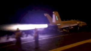 ABD ve İngiltere Yemen'i vurdu: Husiler 'gemiler hedefimizde' dedi