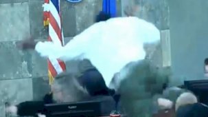 ABD'de mahkeme karıştı: Sanıktan yargıca saldırı