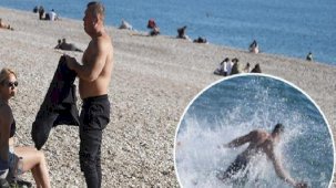 Antalya'da deniz sıcaklığı şaşırttı, sahile inen kendini suya attı