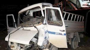 Antalya'da otomobil ile kamyonet kafa kafaya çarpıştı: 1 ölü, 2 yaralı