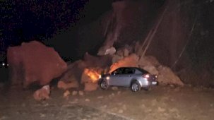 Araçlarını kurtarmaya çalıştılar! Zonguldak'ta dev kayalar yola düştü