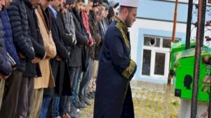 Arkadaşını son yolculuğuna uğurlamaya gelmişti! Yan yana toprağa verildiler