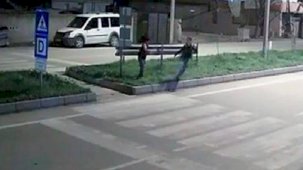 Arkadaşıyla şakalaşırken yola çıktı! Son görüntüsü oldu...