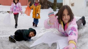 Bayburt'a mevsimin ilk karı yağdı! Çocuklar tadını çıkardı