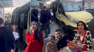 Bir bebekle bindiler iki bebekle indiler! 'Minibüsün içinde ilk defa böyle bir şeye şahit olduk'