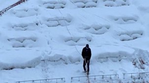 Bitlis'te vatandaş tehlike saçtı: Çatıya çıkıp kar temizliği yaptı