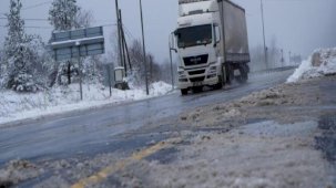 Bolu Dağı'nda kar yağışı etkili oluyor! Yeşil alanlarda kar kalınlığı 10 santimetreye yaklaştı
