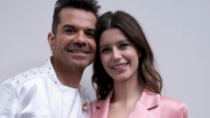 Boşanma iddialarına fotoğraflı yalanlama! Kenan eşini öpmeye doyamadı