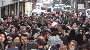 Bursa'da ucuz tencere izdihamı! Birbirlerini ezdiler