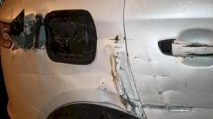 Dar sokaktan geçen kamyon park halindeki araçlara çarparak kayıplara karıştı