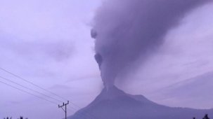 Endonezya'da Lewotobi Laki-Laki Yanardağı patladı