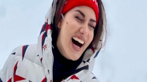 Fahriye Evcen ile Burak Özçivit kar tatilinde! Özçivit Ailesi'nin kar pozlarına beğeni bağdı