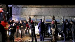 Feci kaza! Otomobil TIR’ın altına girdi: 3 kişi hayatını kaybetti