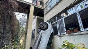 Fren yerine gaza bastı, bina boşluğuna uçtu