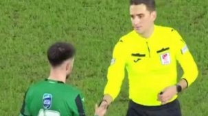 Gençlerbirliği - Sakaryaspor maçında ilginç olay: Hakeme feyk atınca kırmızı kart gördü