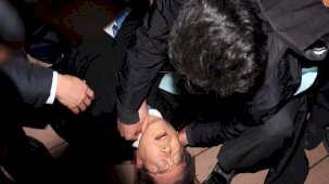 Güney Kore'de ana muhalefet lideri bıçaklı saldırıya uğradı