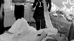 Hadise'nin süpürge sopası ile dans ettiği anlar olay oldu! Ünlü şarkıcıya yorum yağdı