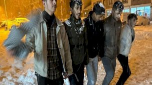 Hakkari'de kar sevinci! Kent beyaza büründü, gençler halay çekti